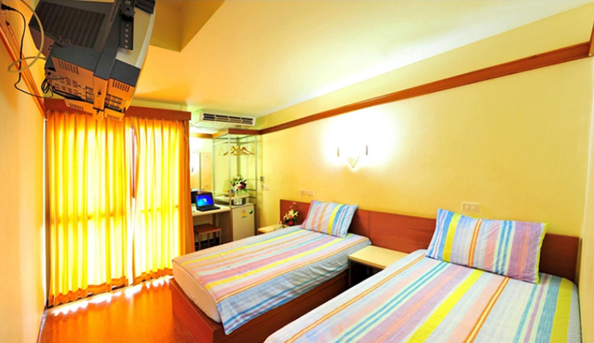 Mad Monkey Hostel バンコク都 エクステリア 写真
